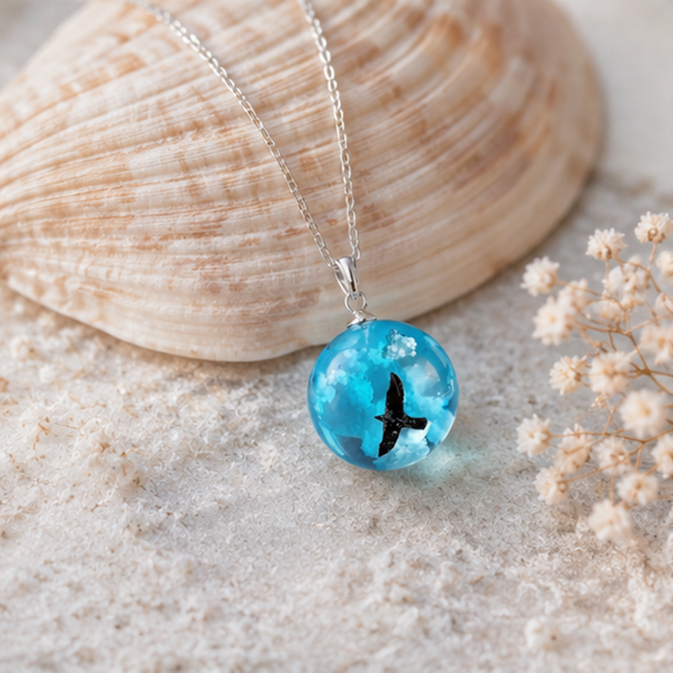 Collier Mon petit bout de ciel – gros plan sphère verre oiseau et nuages