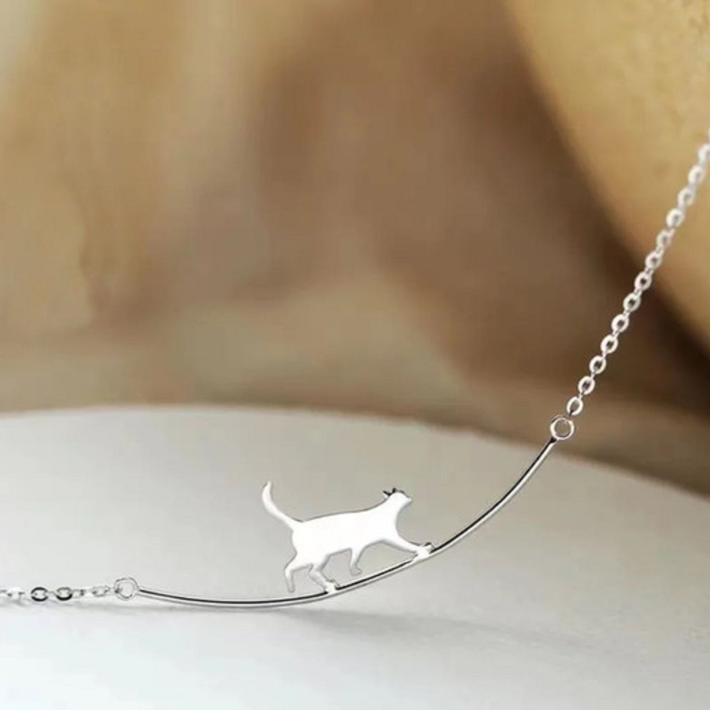 Collier chat sur sa branche