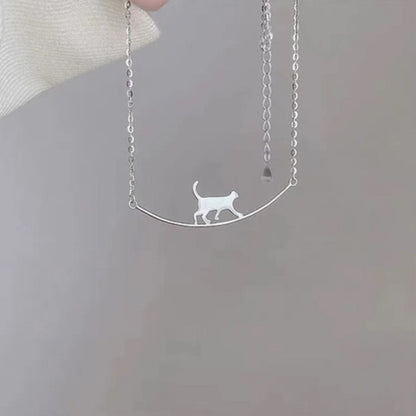 Collier chat sur sa branche