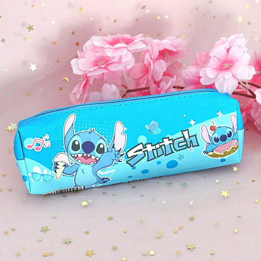 une adorable trousse aux couleurs de Stitch. Stitch y est représenté dégustant de délicieux gourmandises comme une glace ou un gros donut. Fun et rigolade assuré !