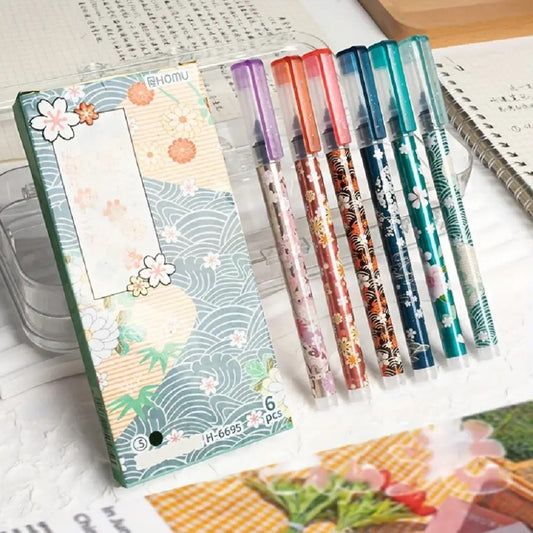 un lot de 6 stylos au motif de fleurs de sakura mais aussi de formes géométriques et des couleurs issues de l'esthétisme japonais. Leur bouchon est pailleté