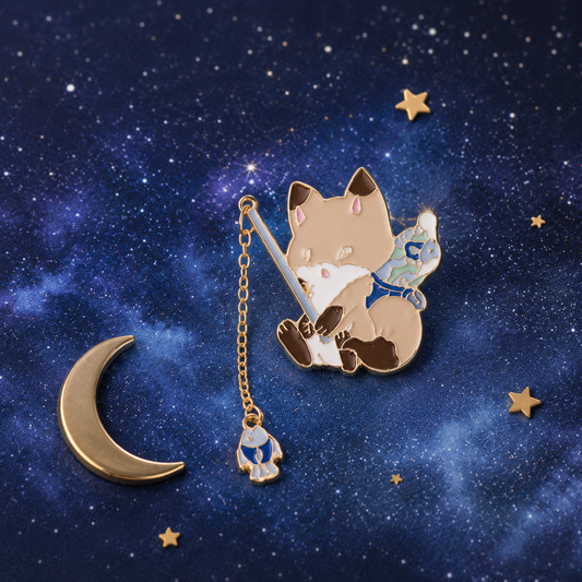 un pin's en forme de renard qui est en train de pêcher. Il a une canne à pêche composée d'une chainette. Au bout se trouve un poisson !