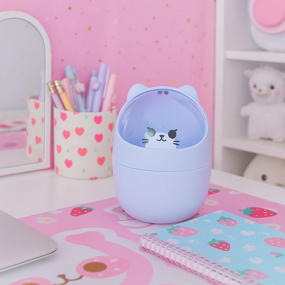 une adorable poubelle de bureau de couleur bleu en forme de chat hyper kawaii. Il a une douce expression et des petites oreilles.