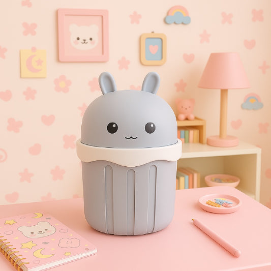 une jolie poubelle de bureau en forme de lapin gris hyper kawaii. Il a une expression toute douce et a des petites oreilles toutes mignonnes. Idéale comme élément de décoration.