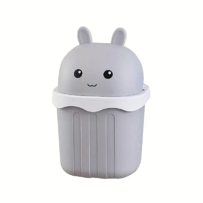 une jolie poubelle de bureau en forme de lapin gris hyper kawaii. Il a une expression toute douce et a des petites oreilles toutes mignonnes. Idéale comme élément de décoration.
