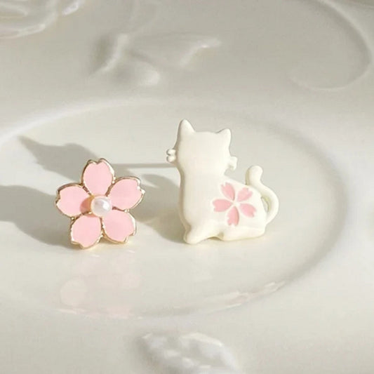 Boucles d'oreilles chat blanc et sakura rose