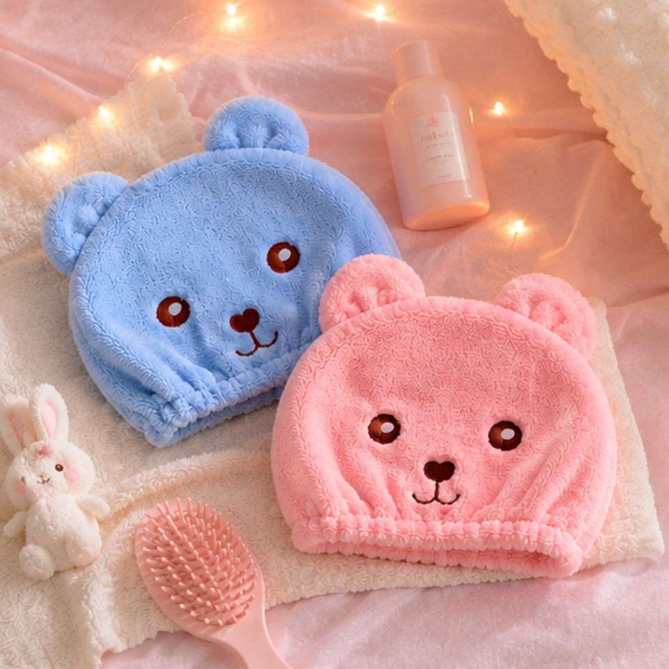 Serviettes pour cheveux kawaii en forme d’ourson rose et bleu ultra douces et moelleuses ✨ Serviettes adorables avec petites oreilles et visage brodé, parfaites pour sécher les cheveux après la douche tout en ajoutant une touche cute et cosy à sa routine beauté. Ambiance cocooning pastel avec accessoires mignons et lumières chaleureuses.