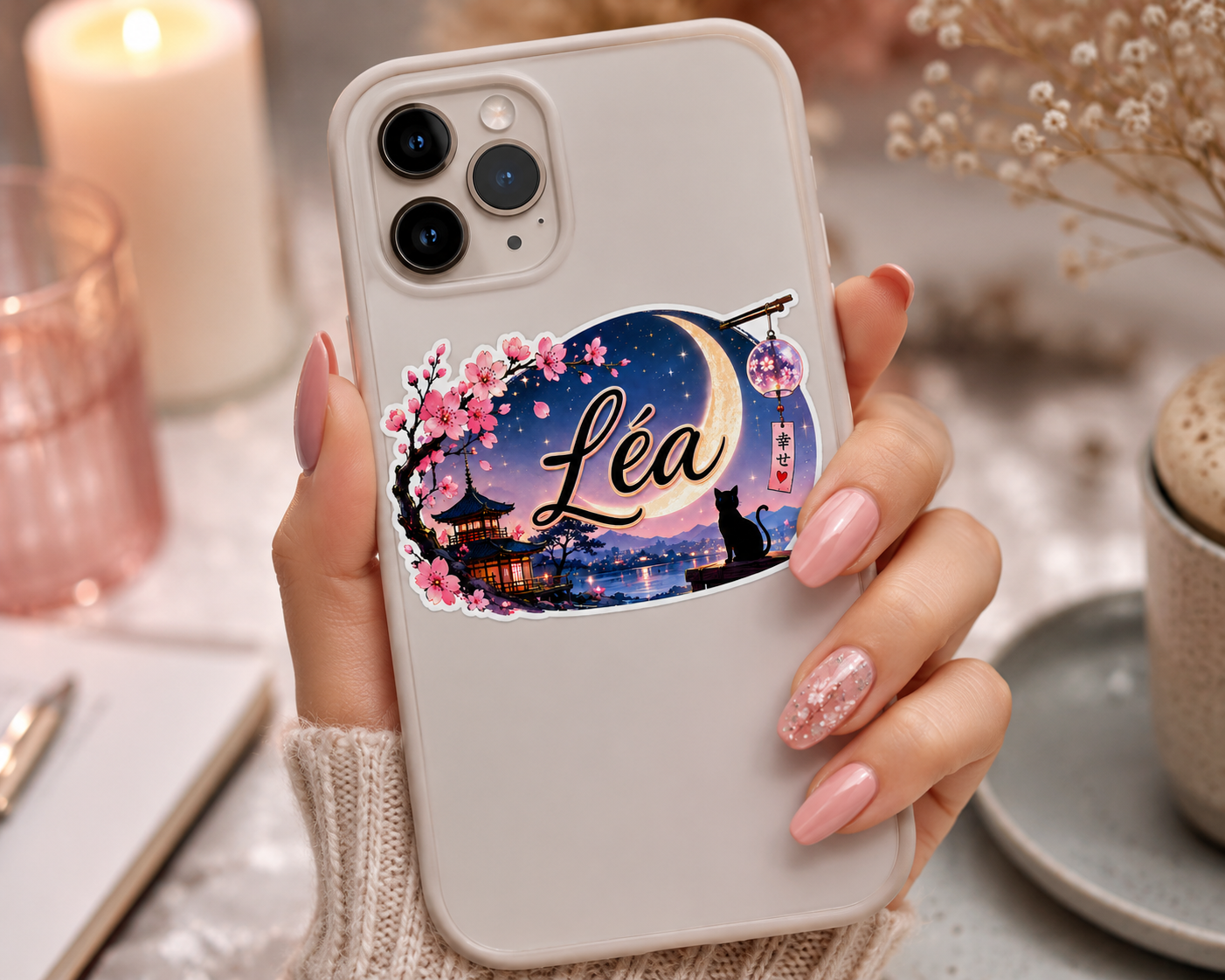 Sticker prénom sakura kawaii en taille 8 cm sur un téléphone, rendu premium et coloré 🌙