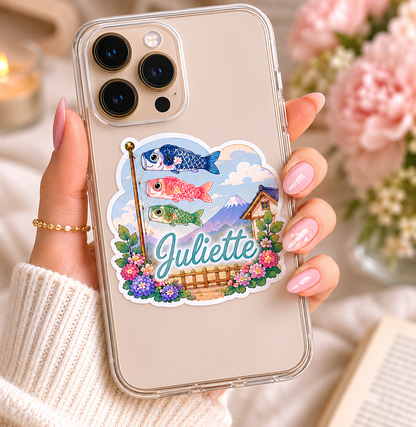 Sticker prénom koi nobori kawaii en taille 8 cm sur un téléphone, rendu premium et coloré 🎏