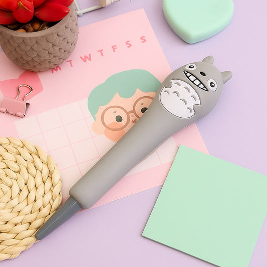 un stylo squishy en forme et aux couleurs de l'adorable Totoro. Effet anti stress garanti, écriture fluide