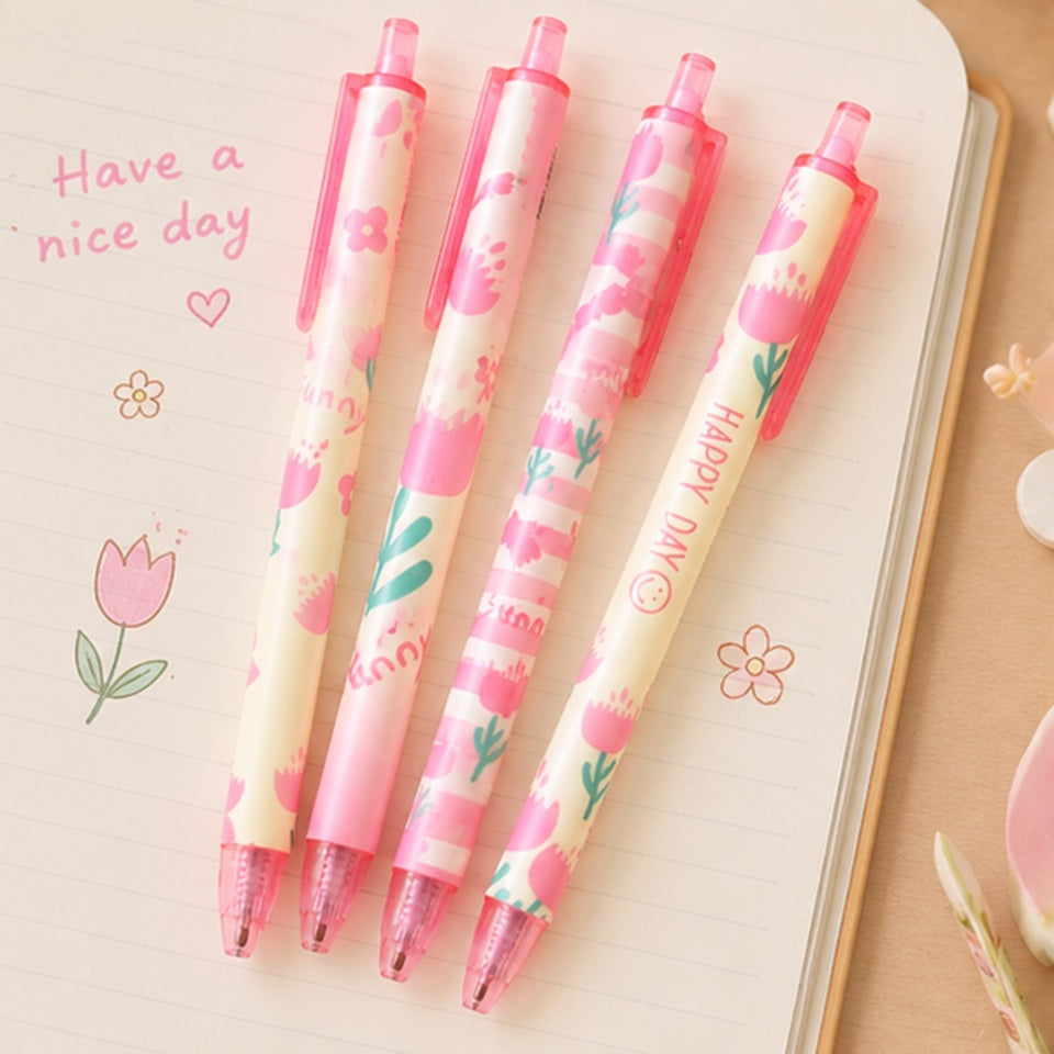 Lot de stylos kawaii roses à motifs tulipes pastel posé sur un carnet décoré de petits dessins floraux, dans une ambiance douce et printanière de papeterie coréenne.