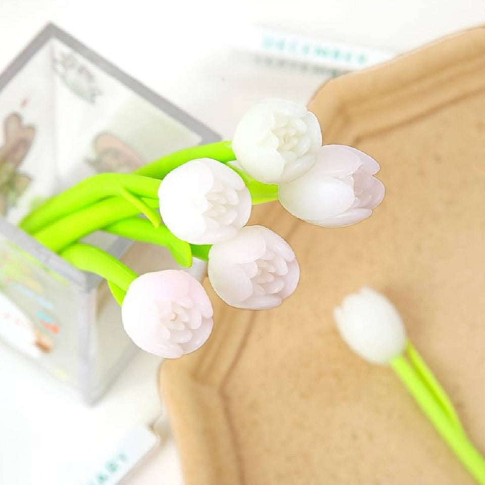 des stylos en forme de tulipe. Le stylo est thermie : la fleur blanche devient colorée au soleil ! C'est un stylo original plein de poésie.