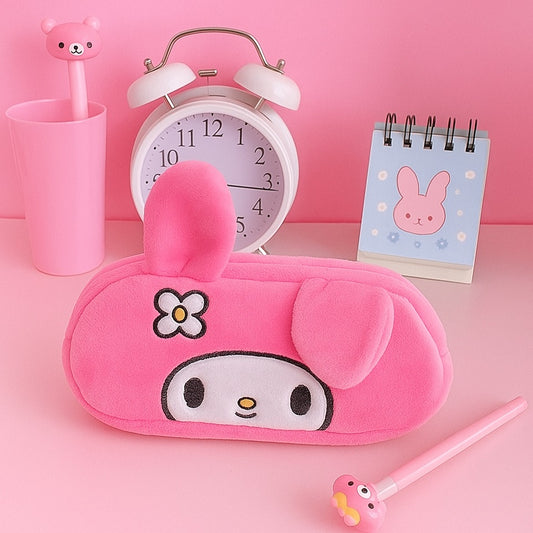 une trousse tout en peluche et toute rose représentant My Melody. Elle possède des petites oreilles et on reconnait sa douce expression.