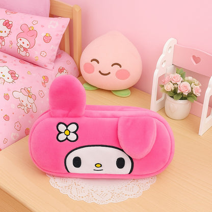 une trousse tout en peluche et toute rose représentant My Melody. Elle possède des petites oreilles et on reconnait sa douce expression.