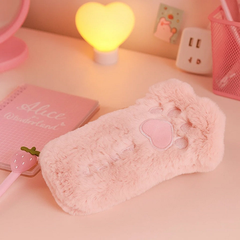 une adorable trousse en forme de patte de chat et en peluche. Elle est toute douce !