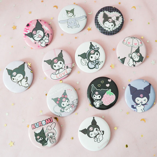 des badges illustrés de kuromi, le personnage le plus rebel de l'univers Sanrio. Retrouvez-la dans différentes scènes, situations et expressions, adorablement kawaii.