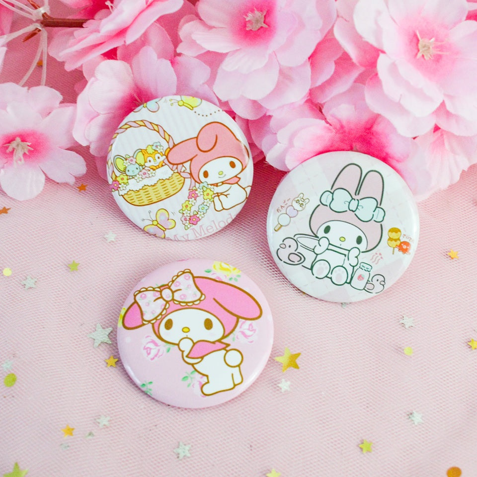 des badges aux douces illustrations inspirées de My Melody de Sanrio. Tendresse et douceur pour ces badges à accrocher aux vestes, sacs etc...