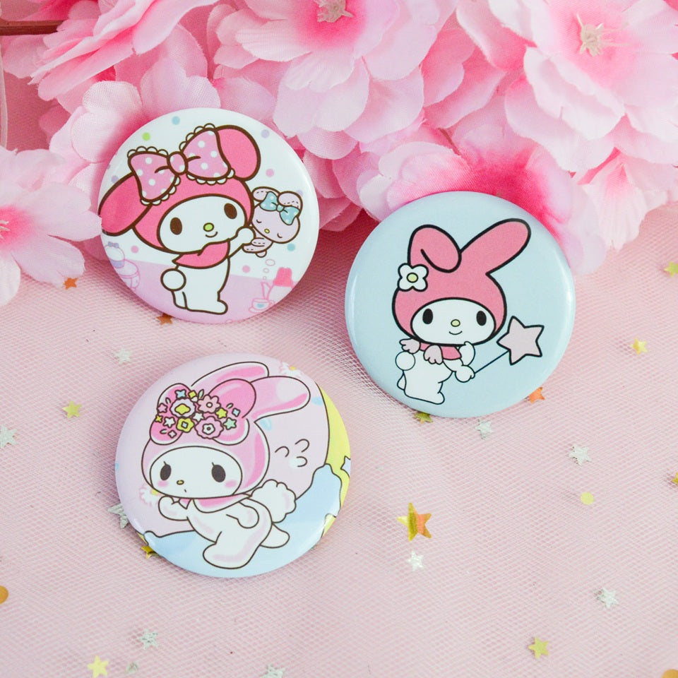 des badges aux douces illustrations inspirées de My Melody de Sanrio. Tendresse et douceur pour ces badges à accrocher aux vestes, sacs etc...