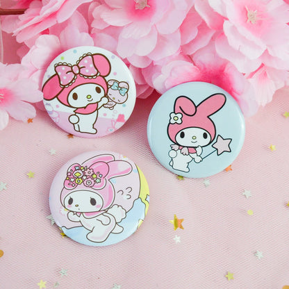 des badges aux douces illustrations inspirées de My Melody de Sanrio. Tendresse et douceur pour ces badges à accrocher aux vestes, sacs etc...