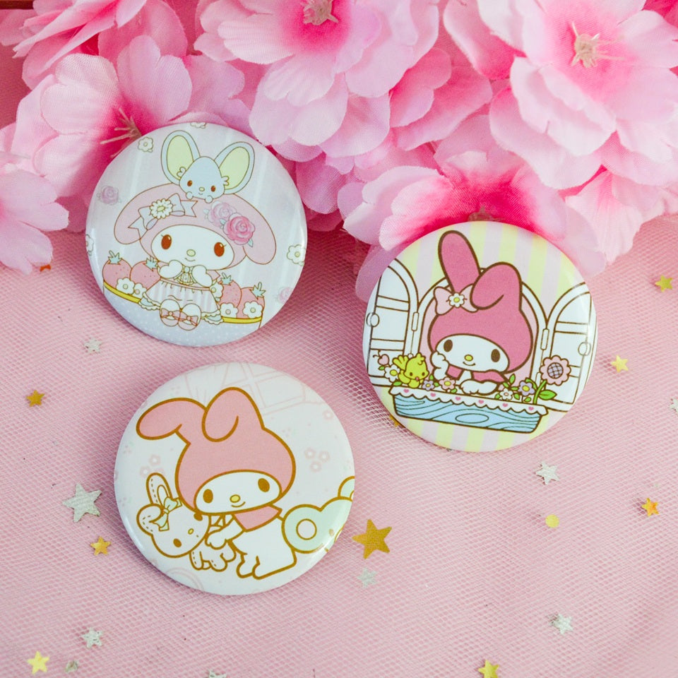 des badges aux douces illustrations inspirées de My Melody de Sanrio. Tendresse et douceur pour ces badges à accrocher aux vestes, sacs etc...