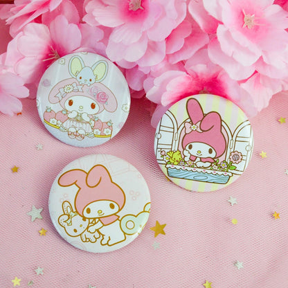 des badges aux douces illustrations inspirées de My Melody de Sanrio. Tendresse et douceur pour ces badges à accrocher aux vestes, sacs etc...