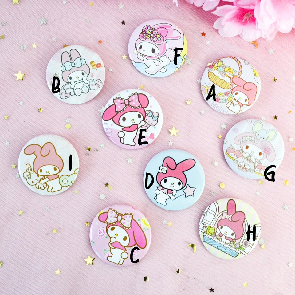 des badges aux douces illustrations inspirées de My Melody de Sanrio. Tendresse et douceur pour ces badges à accrocher aux vestes, sacs etc...