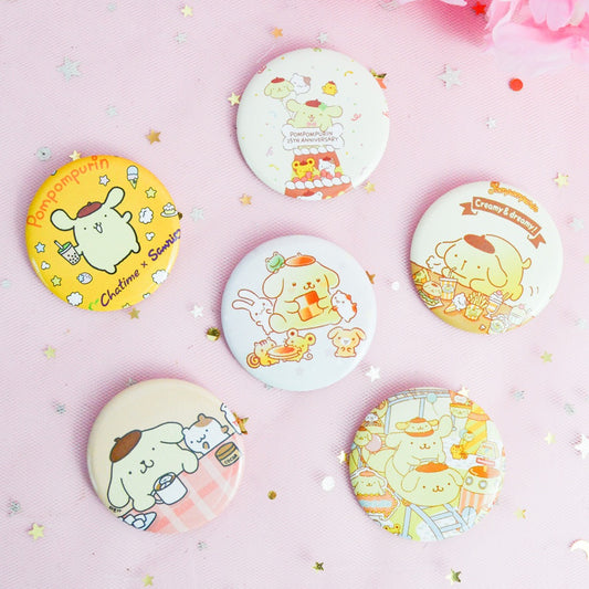 des badges aux illustrations inspirées du personnage Pompompurin de Sanrio. Pompompurin dans différentes scènes tendres et douces
