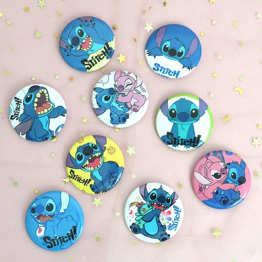 des badges en plastique Stitch et Angel trop mignons !