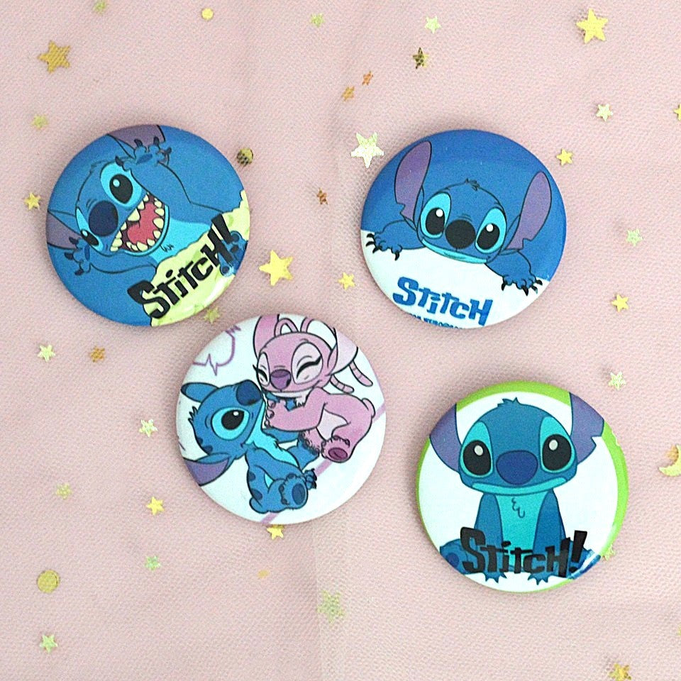des badges en plastique Stitch et Angel trop mignons !