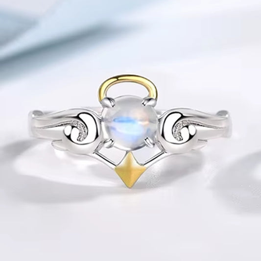 une superbe bague argentée et de taille réglable en pierre de lune représentant un ange.
