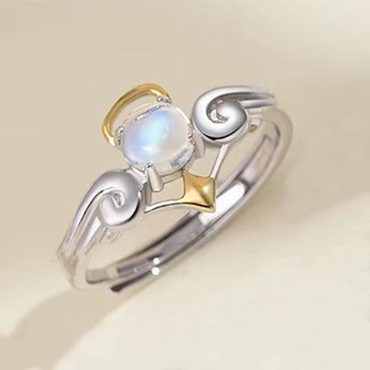 une superbe bague argentée et de taille réglable en pierre de lune représentant un ange.