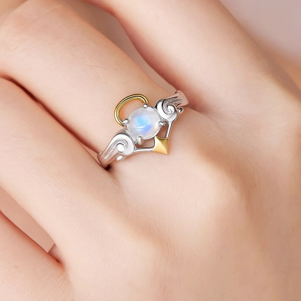 une superbe bague argentée et de taille réglable en pierre de lune représentant un ange.