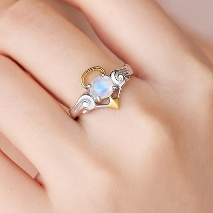 une superbe bague argentée et de taille réglable en pierre de lune représentant un ange.