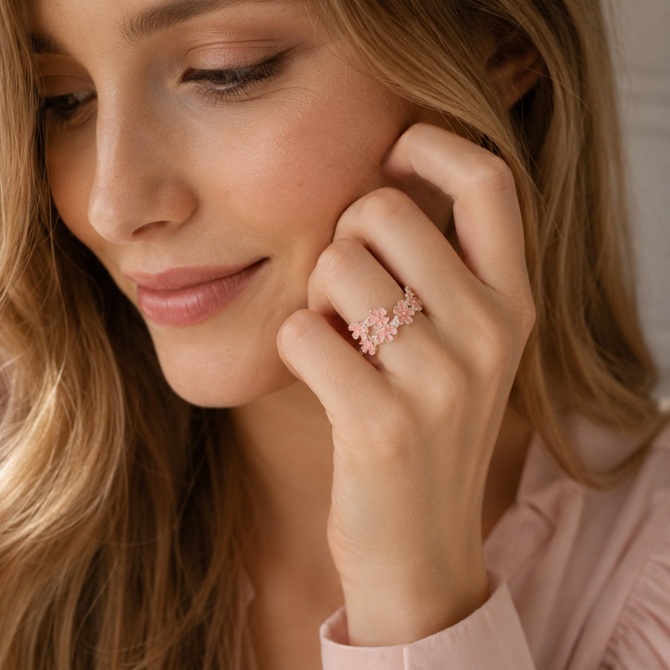 Bague farandole de sakura portée au doigt, 7 fleurs roses argentées, bijou kawaii poétique 🌸