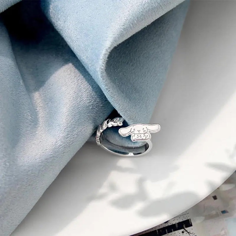 une jolie bague argenté représentant Cinnamoroll, le petit chiot de Sanrio d'un côté et de l'autre, son nom. Pour un look mignon, pour les fans de Sanrio.