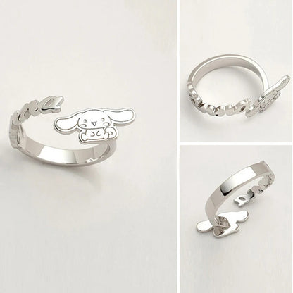 une jolie bague argenté représentant Cinnamoroll, le petit chiot de Sanrio d'un côté et de l'autre, son nom. Pour un look mignon, pour les fans de Sanrio.