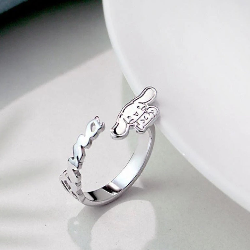 une jolie bague argenté représentant Cinnamoroll, le petit chiot de Sanrio d'un côté et de l'autre, son nom. Pour un look mignon, pour les fans de Sanrio.