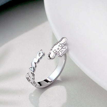 une jolie bague argenté représentant Cinnamoroll, le petit chiot de Sanrio d'un côté et de l'autre, son nom. Pour un look mignon, pour les fans de Sanrio.