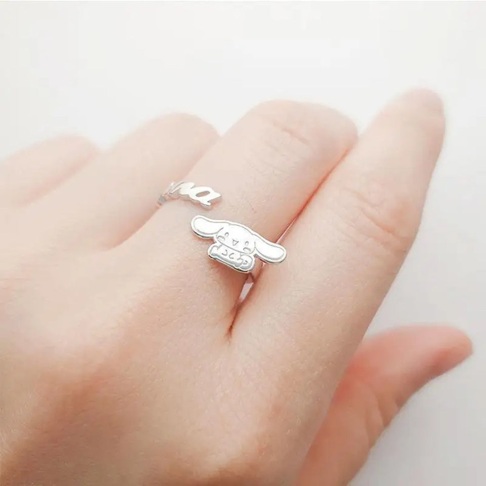 une jolie bague argenté représentant Cinnamoroll, le petit chiot de Sanrio d'un côté et de l'autre, son nom. Pour un look mignon, pour les fans de Sanrio.