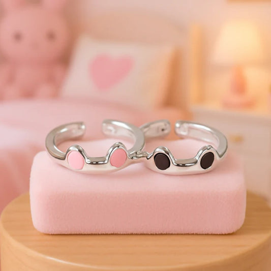 une bague argentée et réglable dotée d'oreilles de chat trop mignonnes. En coloris rose ou noir, elle est adorable.