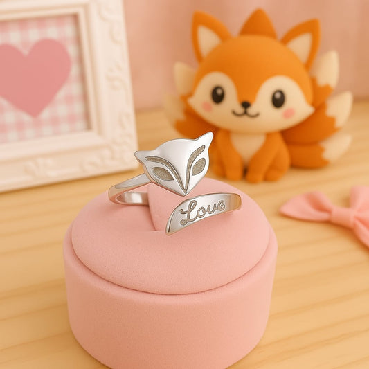 une bague argentée et de taille réglable en forme d'un joli renard avec une inscription love. Style minimaliste