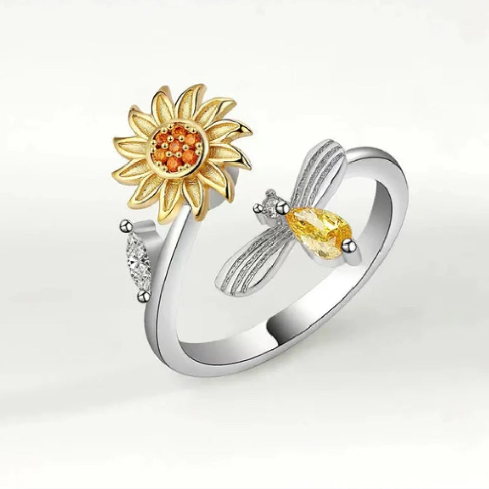 une jolie bague argentée et réglable abeille et tournesol. Elle est rotative et très délicate.