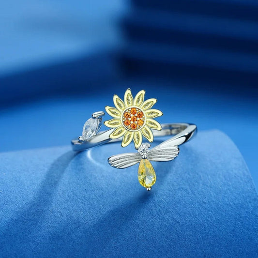 une jolie bague argentée et réglable abeille et tournesol. Elle est rotative et très délicate.