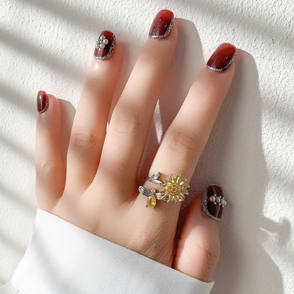 une jolie bague argentée et réglable abeille et tournesol. Elle est rotative et très délicate.