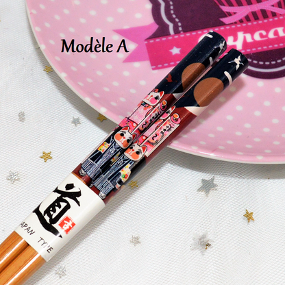 des paires de baguettes inspirées des maneki neko du Japon. Dans des paysages typiques du Japon (mont Fuji etc...), elles apportent une touche élégante et exotique à votre table. 