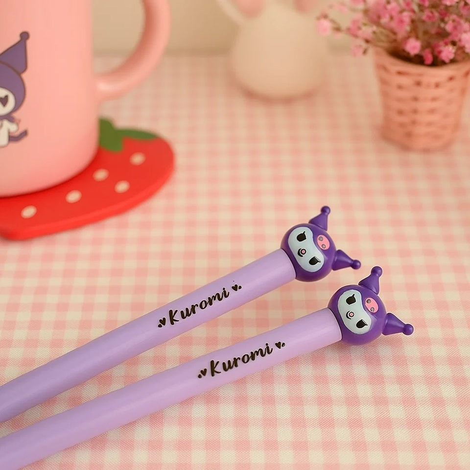 une paire de baguettes violettes inspirés de Kuromi. On la retrouve au bout de ces baguettes. Elles apportent une touche fun et amusante à tous vos repas.