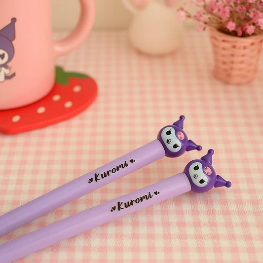 une paire de baguettes violettes inspirés de Kuromi. On la retrouve au bout de ces baguettes. Elles apportent une touche fun et amusante à tous vos repas.