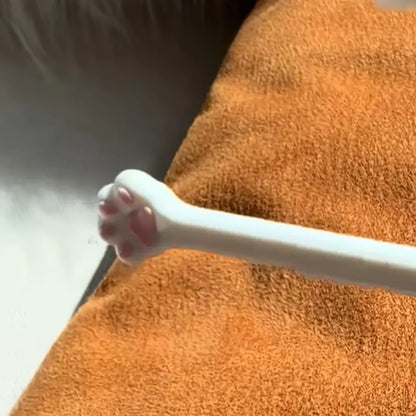 une paire de baguettes blanches dont le bout est en forme de petites pattes de chat à coussinets roses hyper mignonnes !