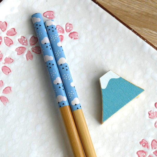 une paire de baguette japonaise décoré d'un motif de ciel et son repose baguette en forme d mont Fuji. Rappel du Japon qui habille avec raffinement votre table.