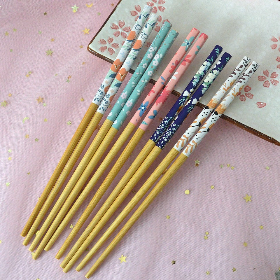des baguettes en bambou aux motifs de fleurs colorées et harmonieuses. Durables, elles sont jolies et habillent avec élégance votre table